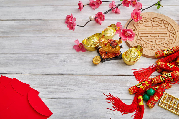 2019 Año nuevo chino o decoración de año nuevo lunar sobre fondo de madera blanca. Imágenes del espacio de texto. con carácter "FU" significa buena suerte, fortuna y bendición
. - Foto, Imagen