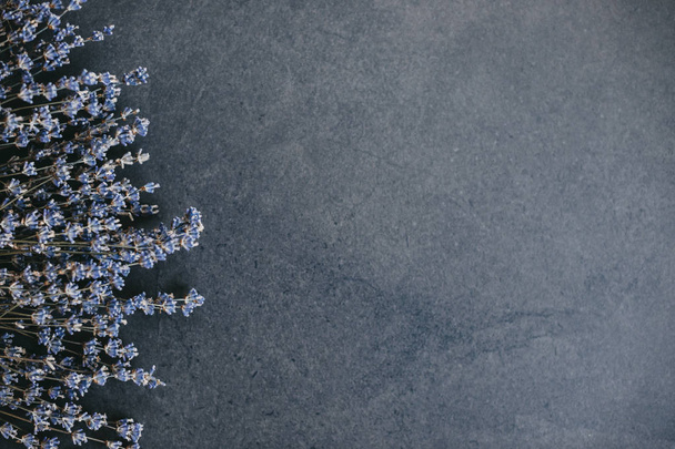 Сверху букет синих свежих цветов на черном фоне
 - Фото, изображение