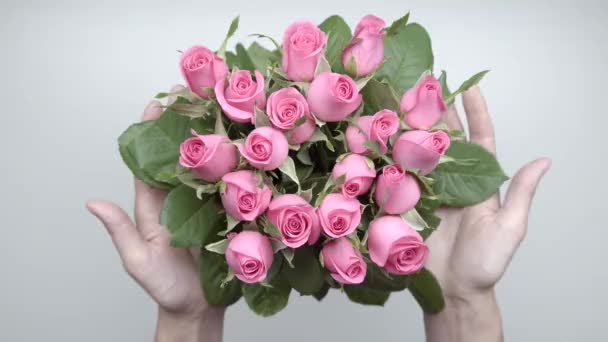 Dámské ruce dotknout kytice z růžových růží na stole. Zpomalený pohyb. 13 - Záběry, video