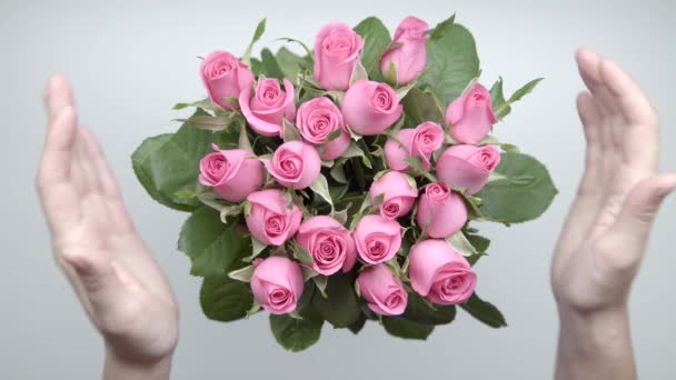 Γυναικεία χέρια Εντοπίστε ένα μπουκέτο με ροζ τριαντάφυλλα στο τραπέζι. 14 - Πλάνα, βίντεο