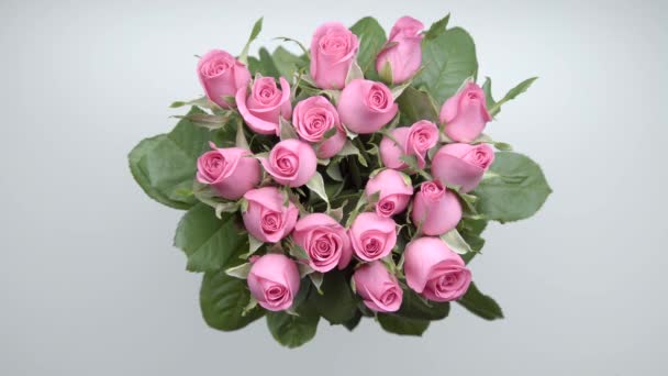 Γυναικεία χέρια Εντοπίστε ένα μπουκέτο με ροζ τριαντάφυλλα στο τραπέζι. 15 - Πλάνα, βίντεο