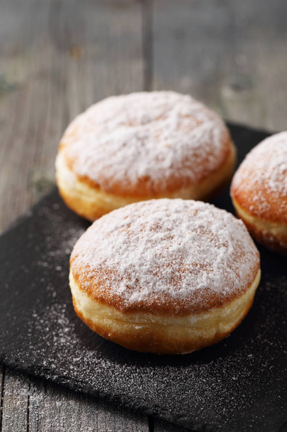 Heerlijke weelderige donuts Berlijners met poedersuiker - Foto, afbeelding