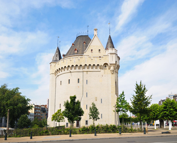 Porte de hal, postavený v roce 1381 s belgickou vlajku na vrcholu - Fotografie, Obrázek