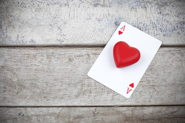 Détail de coeur ace poker jouer voitures sur table en bois
. - Photo, image