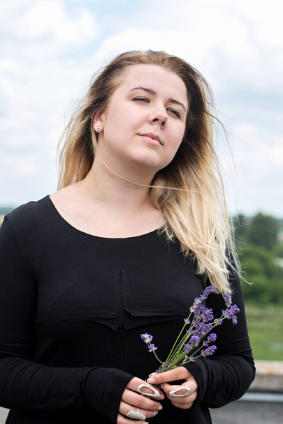 Young woman holding a bouquet of lavender, close-up - Valokuva, kuva