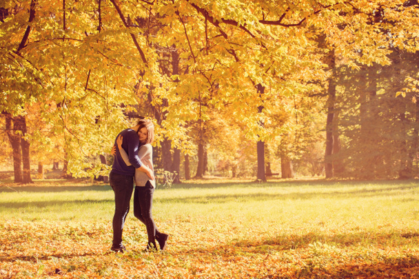 Joven hermosa pareja caminando en el parque de otoño
 - Foto, Imagen