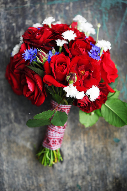 gyönyörű csokor vörös rózsa, búzavirág és - Fotó, kép