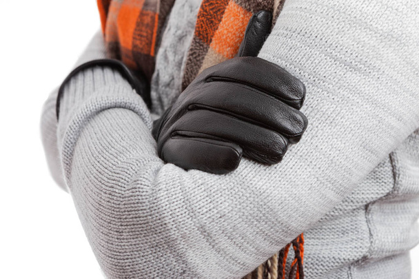 Zbliżenie: człowiek ze skrzyżowanymi rękami na sobie czarne skórzane rękawiczki i szary sweter jako zimowa Odzież koncepcja na białym tle - Zdjęcie, obraz