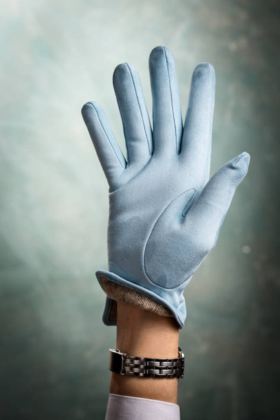 Female hand in a beautiful leather glove - Foto, imagen