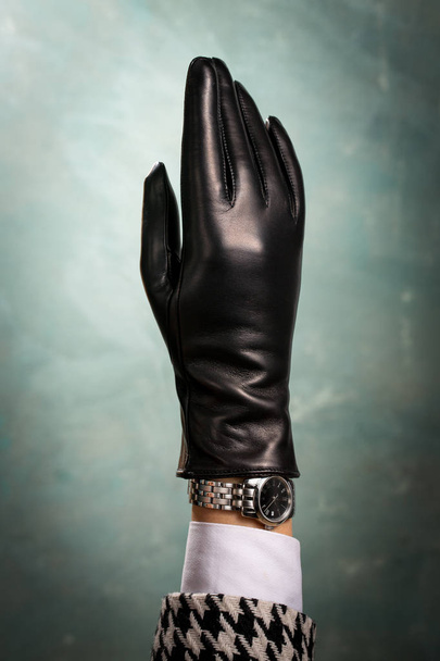 Γυναικείο χέρι σ ' ένα όμορφο δέρμα γάντι - Φωτογραφία, εικόνα