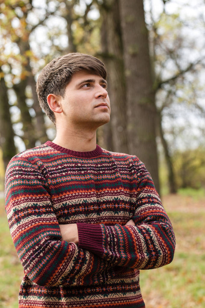 Hombre joven guapo en jersey de punto en el parque de otoño
 - Foto, imagen