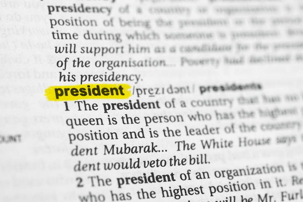 Выделенное английское слово "president" и его определение в словаре. - Фото, изображение