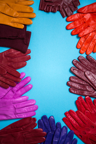 Όμορφα φωτεινά γάντια κατασκευασμένα από γνήσιο δέρμα για γυναίκες - Φωτογραφία, εικόνα