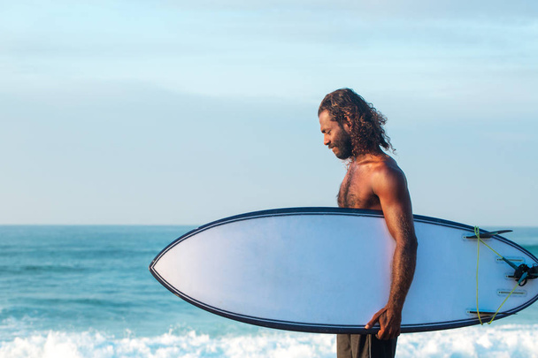 Surfař se drží Surf na břehu Indického oceánu - Fotografie, Obrázek