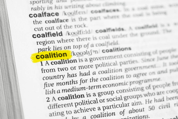 Zvýrazněné anglické slovo "coalition" a jeho definice ve slovníku. - Fotografie, Obrázek