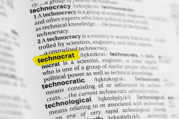 Destacó la palabra inglesa "technocrat" y su definición en el diccionario. - Foto, Imagen