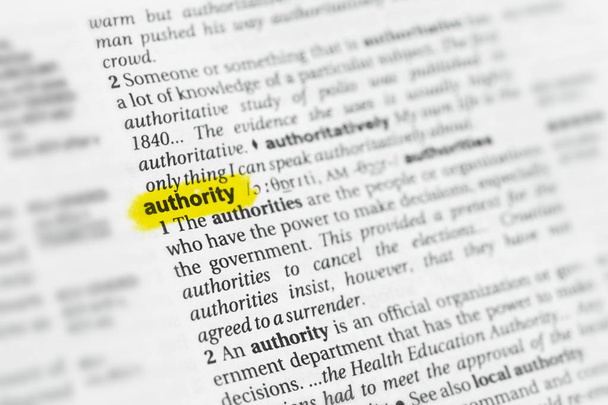 Destacó la palabra inglesa "autoridad" y su definición en el diccionario. - Foto, imagen