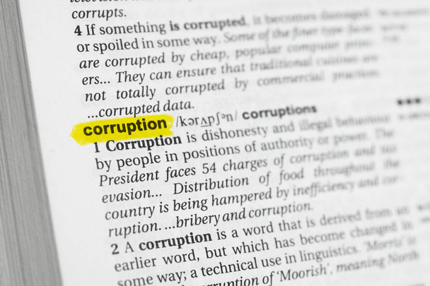 kiemelve az angol "korrupció" szót és annak meghatározását a szótárban. - Fotó, kép