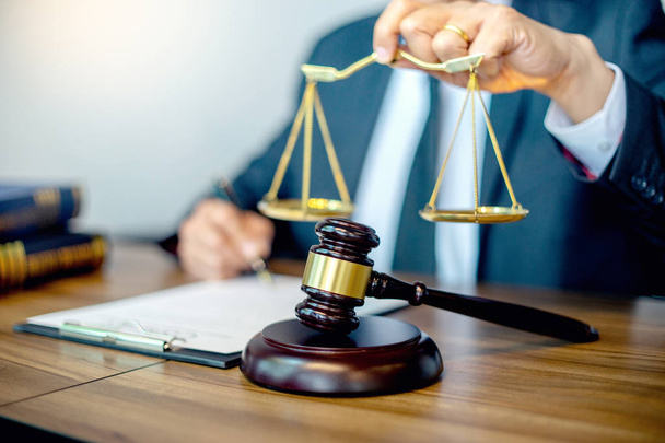 Tuomari asianajaja nuija työ virassa käyttää käsi pitää tasapainoa vertailla painoa asianajotoimisto käsite
 - Valokuva, kuva