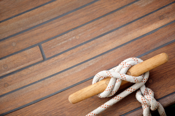 Noeud de voile sur un plancher de bois
 - Photo, image