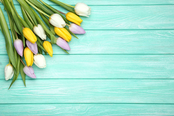 Kytice z tulipánů na dřevěný stůl máta - Fotografie, Obrázek