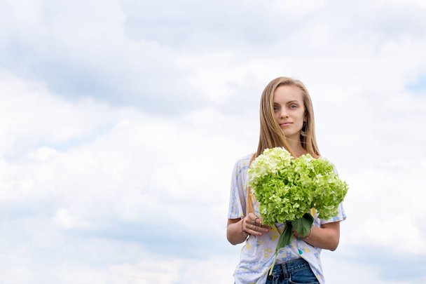 Belle fille avec un bouquet d'hortensias
 - Photo, image