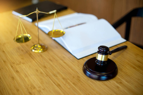 σφυρί και ισορροπία στο τραπέζι με βιβλίο φόντο έννοια δικηγορικό γραφείο - Φωτογραφία, εικόνα