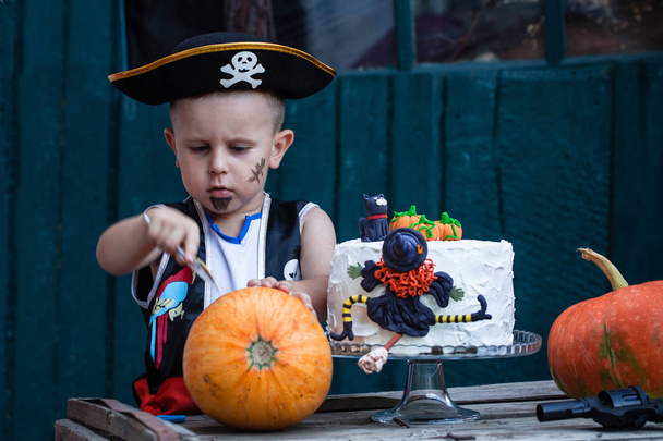 Malý pirát s dýně a slavnostní dort - Fotografie, Obrázek