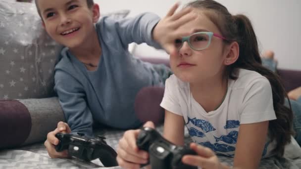 Des enfants qui jouent à des jeux vidéo. Frère fermer les yeux sœur. Les enfants s'amusent ensemble
 - Séquence, vidéo