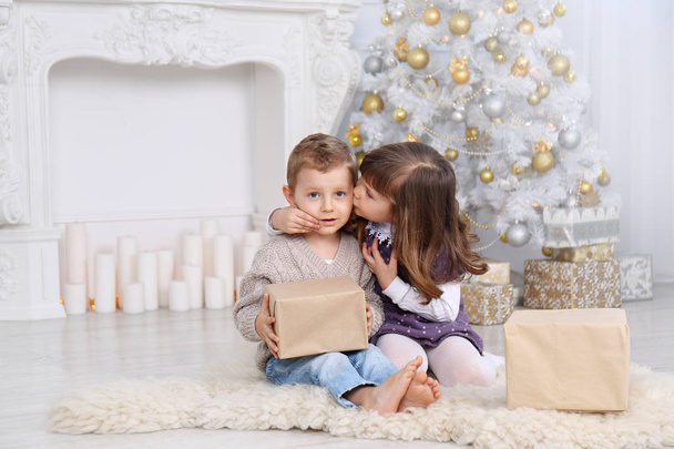 τα παιδιά με δώρα κάτω από το χριστουγεννιάτικο δέντρο - Φωτογραφία, εικόνα