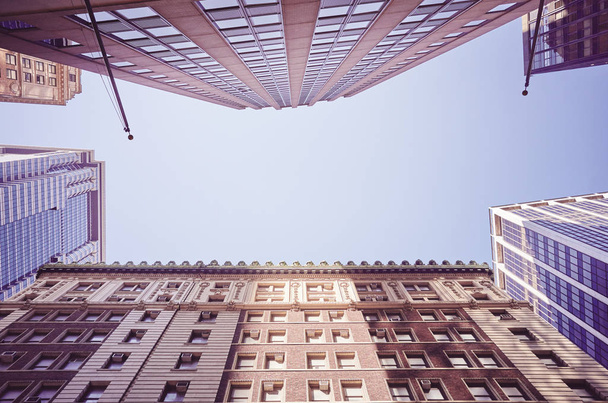 Взгляд вверх на здания Нью-Йорка, цветная тонированная фотография, США. - Фото, изображение