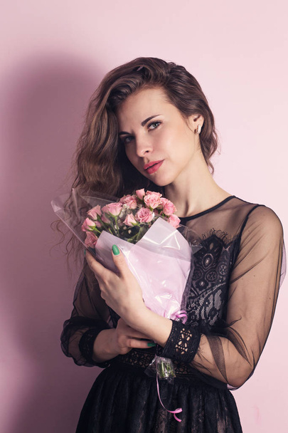 Hermosa joven con un ramo de delicadas rosas rosadas
 - Foto, Imagen