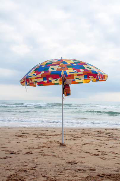 зонтик на пляже - Фото, изображение