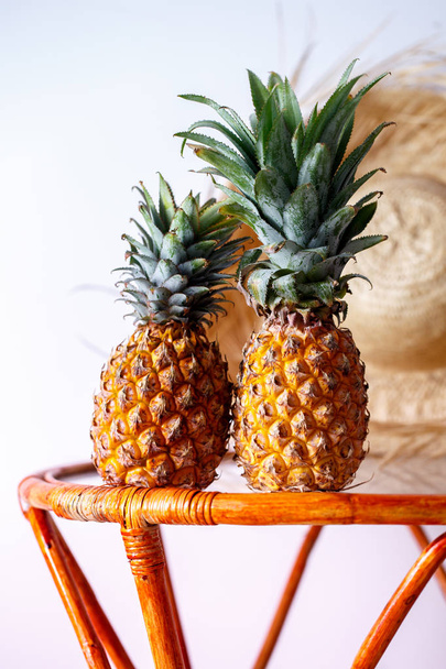 deux ananas sur une table en verre sur un fond clair
 - Photo, image