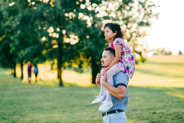 boldog apa és kis lánya a nyári park - Fotó, kép