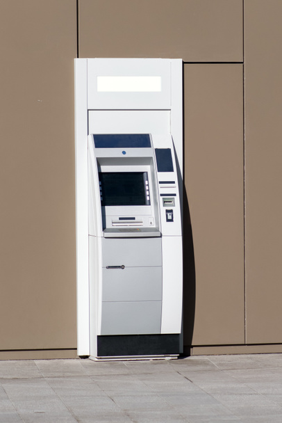 Cajero automático del banco fuera de un edificio del banco en la calle para la banca personal, retirar y depositar efectivo
 - Foto, imagen