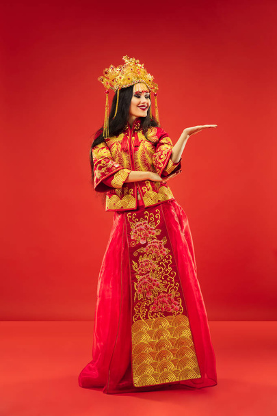 Mujer tradicional china. Hermosa chica joven usando en traje nacional
 - Foto, imagen