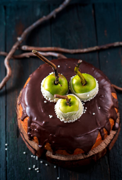 Cake with chocolate icing and green apples - Photo, Image