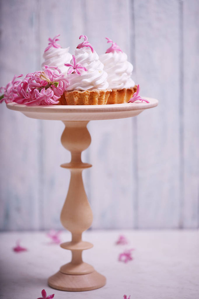 panier à gâteau avec crème et fleurs de jacinthe de printemps
 - Photo, image