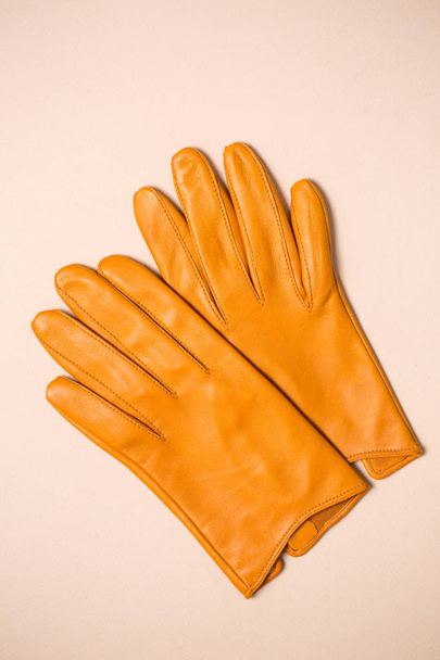 Красиві яскраві рукавички з натуральної шкіри для жінок
 - Фото, зображення