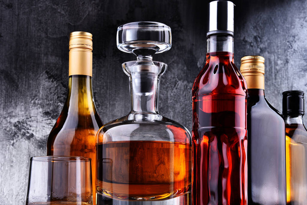 Koostumus karahvin ja pullojen kanssa valikoituja alkoholijuomia. - Valokuva, kuva