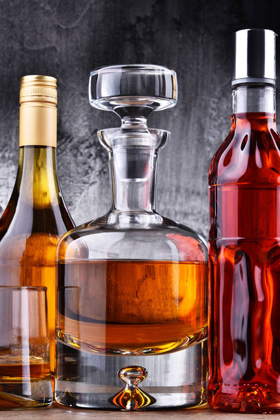 Composición con jarra y botellas de bebidas alcohólicas variadas
. - Foto, imagen