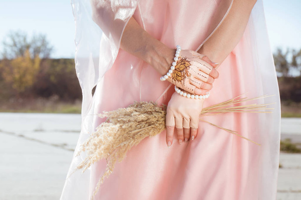 Красивые, стильные, розовые, кожаные перчатки с жемчугом
 - Фото, изображение