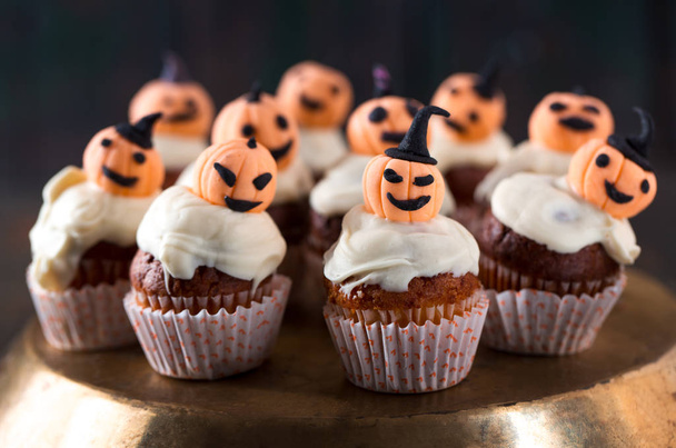 Cupcakes mit weißer Schokolade und orangen Kürbissen - Foto, Bild