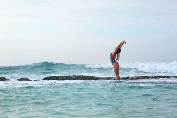 Όμορφη γυναίκα σε ύφαλο σε μια θυελλώδη ωκεανό - Φωτογραφία, εικόνα