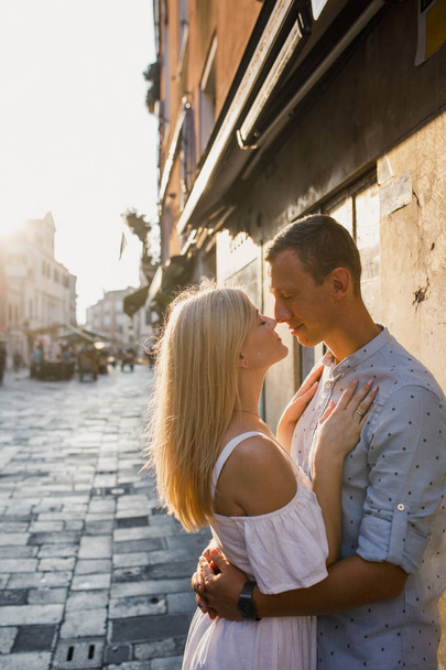 Jovem linda menina casal em vestido homem em camisa branca andar pelas ruas de Veneza Itália
 - Foto, Imagem