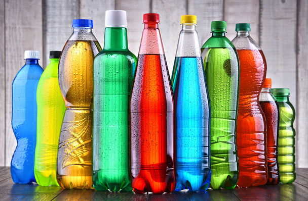 Plastic flessen van diverse koolzuurhoudende frisdranken in verschillende kleuren. - Foto, afbeelding