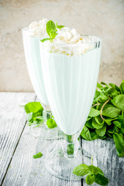 Cocktail rinfrescante estivo, frullato di menta trifoglio, bevanda dolce al latte con foglie di menta fresca, spazio per copiare lo sfondo in legno
 - Foto, immagini