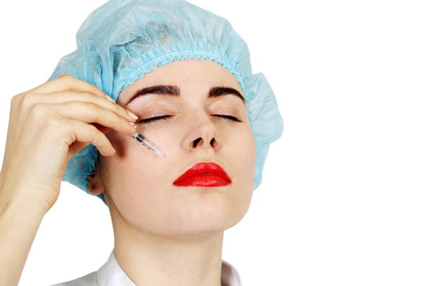 Женщина, делающая косметическую процедуру... изолированная на белом фоне
 - Фото, изображение