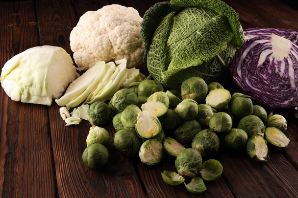 orgaaniset kaalipäät. Antioksidantti tasapainoinen ruokavalio syö punaista kaalia, valkoista kaalia ja savoijia. kukkakaali ja ruusukaali
 - Valokuva, kuva